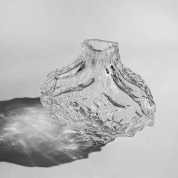 Vase Canyon de chez Hein Studio (par Rebecca Hein) - en vente dans notre boutique de décoration design à Royan et en ligne.