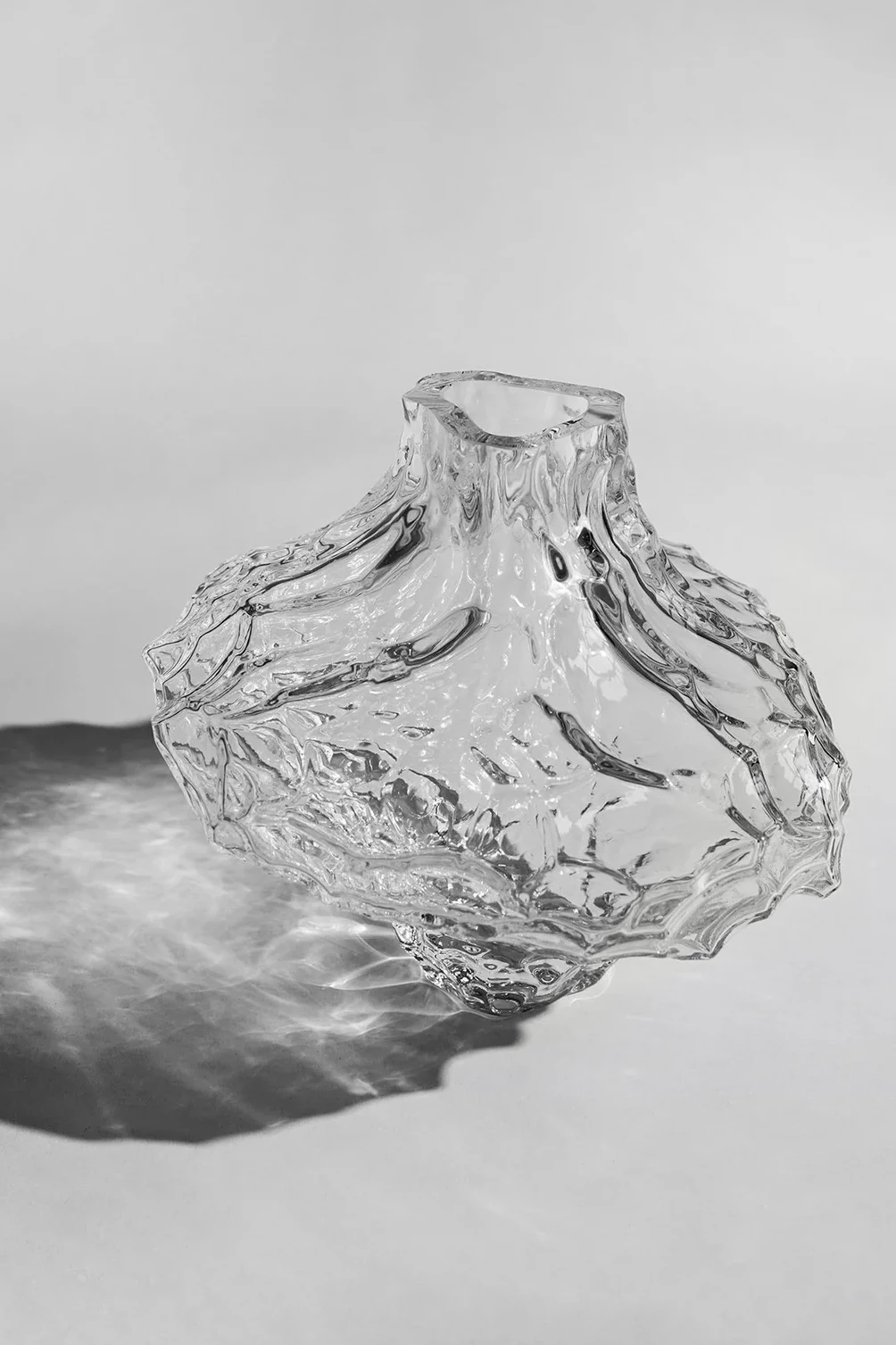 Vase Canyon de chez Hein Studio (par Rebecca Hein) - en vente dans notre boutique de décoration design à Royan et en ligne.