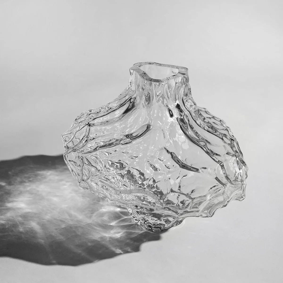 Vase Canyon de chez Hein Studio (par Rebecca Hein) - en vente dans notre boutique de décoration design à Royan et en ligne.