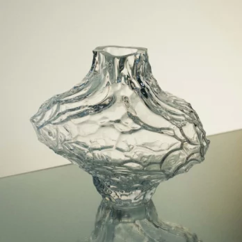Vase Canyon de chez Hein Studio (par Rebecca Hein) - en vente dans notre boutique de décoration design à Royan et en ligne.