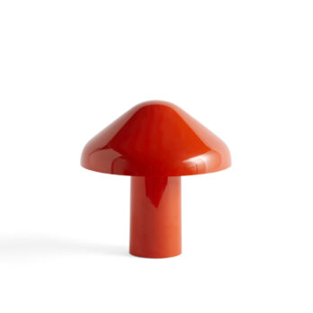 La collection de lampes Pao est une collaboration passionnante avec le designer japonais Naoto Fukasawa. Nommé d'après la forme douce et brillante des tentes traditionnelles mongoles Pao, Pao s'inspire de l'esthétique de la belle simplicité de Fukasawa ; créer un objet du quotidien qui s'inspire des valeurs de conception existant dans le monde naturel. En gardant l'esthétique modeste et simple, il met le design en harmonie avec son environnement. La base et l'abat-jour de la lampe sont fabriqués à partir d'un polycarbonate résistant, avec une finition lisse et brillante. La source lumineuse de la lampe est dissimulée à l'intérieur de l'abat-jour, derrière un diffuseur en polycarbonate opale, fournissant un downlight diffus efficace, avec une lueur chaleureuse et chaleureuse. La conception compacte à piles permet de déplacer la lampe dans différentes pièces de la maison ou de l'emmener dans le jardin et d'autres espaces extérieurs. La lampe est disponible en différentes options de couleur. Caractéristiques Matériaux : Polycarbonate Finition : Rouge Sources : LED G4, 3.5W, 3.6V; 220lm 3000K Poids : 1.8 Kg Dimension Diam. 23 x H 23 cm