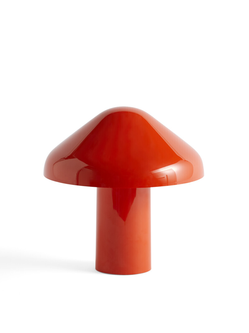 La collection de lampes Pao est une collaboration passionnante avec le designer japonais Naoto Fukasawa. Nommé d'après la forme douce et brillante des tentes traditionnelles mongoles Pao, Pao s'inspire de l'esthétique de la belle simplicité de Fukasawa ; créer un objet du quotidien qui s'inspire des valeurs de conception existant dans le monde naturel. En gardant l'esthétique modeste et simple, il met le design en harmonie avec son environnement. La base et l'abat-jour de la lampe sont fabriqués à partir d'un polycarbonate résistant, avec une finition lisse et brillante. La source lumineuse de la lampe est dissimulée à l'intérieur de l'abat-jour, derrière un diffuseur en polycarbonate opale, fournissant un downlight diffus efficace, avec une lueur chaleureuse et chaleureuse. La conception compacte à piles permet de déplacer la lampe dans différentes pièces de la maison ou de l'emmener dans le jardin et d'autres espaces extérieurs. La lampe est disponible en différentes options de couleur. Caractéristiques Matériaux : Polycarbonate Finition : Rouge Sources : LED G4, 3.5W, 3.6V; 220lm 3000K Poids : 1.8 Kg Dimension Diam. 23 x H 23 cm