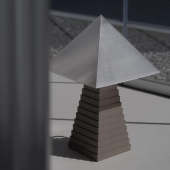 Lampe pyramide imprimée en 3D par Argot Studio