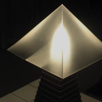 Lampe pyramide imprimée en 3D par Argot Studio