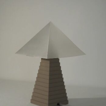 Lampe pyramide imprimée en 3D par Argot Studio