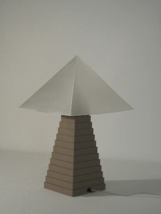 Lampe pyramide imprimée en 3D par Argot Studio