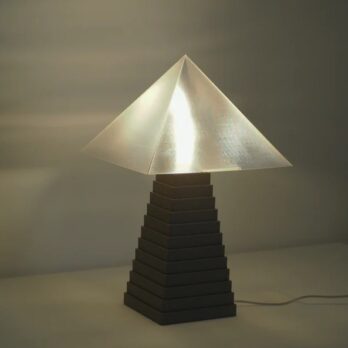Lampe pyramide imprimée en 3D par Argot Studio