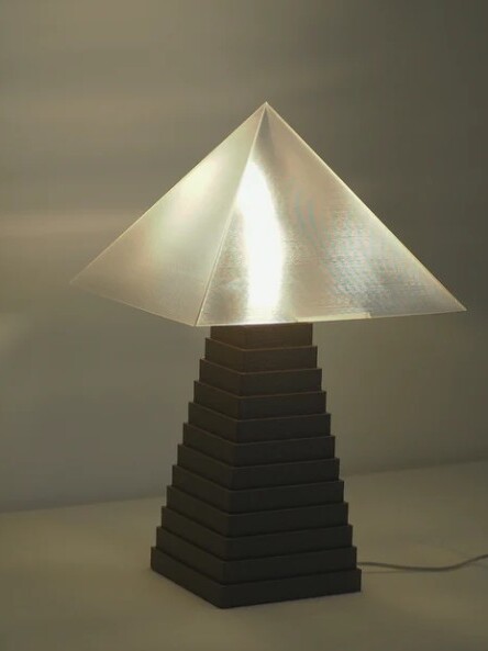 Lampe pyramide imprimée en 3D par Argot Studio