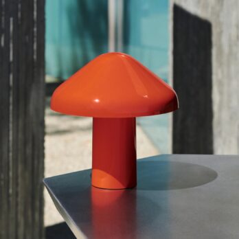 La collection de lampes Pao est une collaboration passionnante avec le designer japonais Naoto Fukasawa. Nommé d'après la forme douce et brillante des tentes traditionnelles mongoles Pao, Pao s'inspire de l'esthétique de la belle simplicité de Fukasawa ; créer un objet du quotidien qui s'inspire des valeurs de conception existant dans le monde naturel. En gardant l'esthétique modeste et simple, il met le design en harmonie avec son environnement. La base et l'abat-jour de la lampe sont fabriqués à partir d'un polycarbonate résistant, avec une finition lisse et brillante. La source lumineuse de la lampe est dissimulée à l'intérieur de l'abat-jour, derrière un diffuseur en polycarbonate opale, fournissant un downlight diffus efficace, avec une lueur chaleureuse et chaleureuse. La conception compacte à piles permet de déplacer la lampe dans différentes pièces de la maison ou de l'emmener dans le jardin et d'autres espaces extérieurs. La lampe est disponible en différentes options de couleur. Caractéristiques Matériaux : Polycarbonate Finition : Rouge Sources : LED G4, 3.5W, 3.6V; 220lm 3000K Poids : 1.8 Kg Dimension Diam. 23 x H 23 cm
