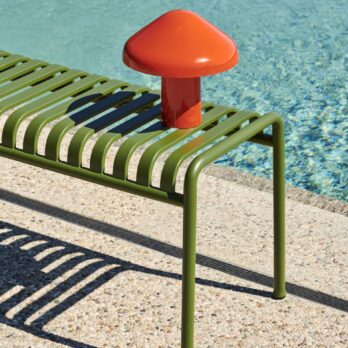 La collection de lampes Pao est une collaboration passionnante avec le designer japonais Naoto Fukasawa. Nommé d'après la forme douce et brillante des tentes traditionnelles mongoles Pao, Pao s'inspire de l'esthétique de la belle simplicité de Fukasawa ; créer un objet du quotidien qui s'inspire des valeurs de conception existant dans le monde naturel. En gardant l'esthétique modeste et simple, il met le design en harmonie avec son environnement. La base et l'abat-jour de la lampe sont fabriqués à partir d'un polycarbonate résistant, avec une finition lisse et brillante. La source lumineuse de la lampe est dissimulée à l'intérieur de l'abat-jour, derrière un diffuseur en polycarbonate opale, fournissant un downlight diffus efficace, avec une lueur chaleureuse et chaleureuse. La conception compacte à piles permet de déplacer la lampe dans différentes pièces de la maison ou de l'emmener dans le jardin et d'autres espaces extérieurs. La lampe est disponible en différentes options de couleur. Caractéristiques Matériaux : Polycarbonate Finition : Rouge Sources : LED G4, 3.5W, 3.6V; 220lm 3000K Poids : 1.8 Kg Dimension Diam. 23 x H 23 cm
