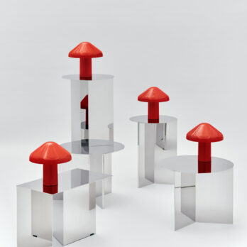 La collection de lampes Pao est une collaboration passionnante avec le designer japonais Naoto Fukasawa. Nommé d'après la forme douce et brillante des tentes traditionnelles mongoles Pao, Pao s'inspire de l'esthétique de la belle simplicité de Fukasawa ; créer un objet du quotidien qui s'inspire des valeurs de conception existant dans le monde naturel. En gardant l'esthétique modeste et simple, il met le design en harmonie avec son environnement. La base et l'abat-jour de la lampe sont fabriqués à partir d'un polycarbonate résistant, avec une finition lisse et brillante. La source lumineuse de la lampe est dissimulée à l'intérieur de l'abat-jour, derrière un diffuseur en polycarbonate opale, fournissant un downlight diffus efficace, avec une lueur chaleureuse et chaleureuse. La conception compacte à piles permet de déplacer la lampe dans différentes pièces de la maison ou de l'emmener dans le jardin et d'autres espaces extérieurs. La lampe est disponible en différentes options de couleur. Caractéristiques Matériaux : Polycarbonate Finition : Rouge Sources : LED G4, 3.5W, 3.6V; 220lm 3000K Poids : 1.8 Kg Dimension Diam. 23 x H 23 cm