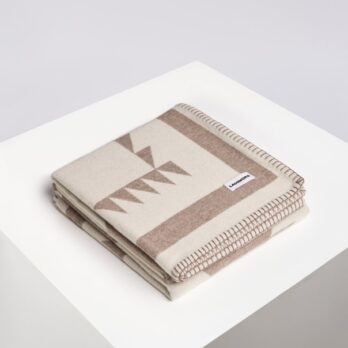 Plaid Geco Lagomoro pure laine vierge couleur noisette