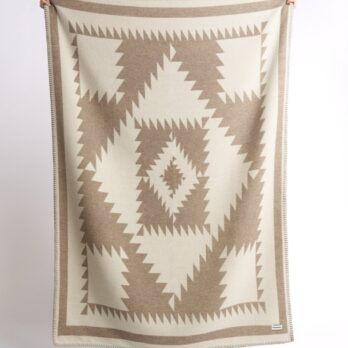 Plaid Geco Lagomoro pure laine vierge couleur noisette