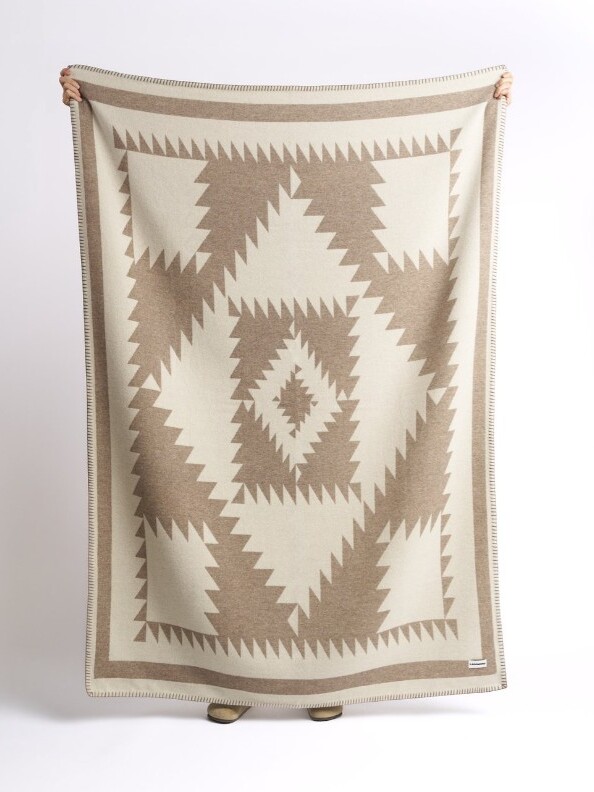 Plaid Geco Lagomoro pure laine vierge couleur noisette