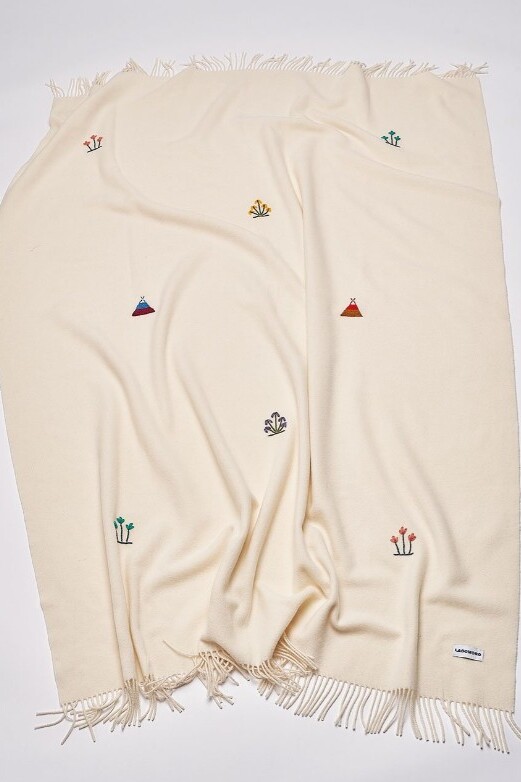 Plaid Lagomoro Mirta brodé à la main pure laine vierge