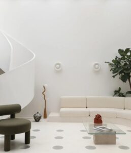 Intérieur blanc, escalier sculptural | Heju Studio